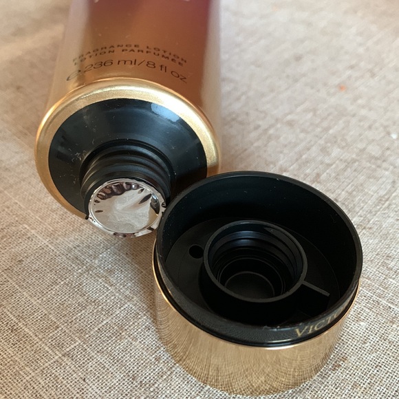 NWT Victoria’s Secret Velvet Petals Lotion - Picture 3 of 4